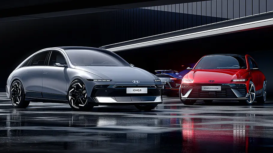 Das Hyundai Ioniq 6 Facelift (2025) steht als in zwei Varianten nebeneinander, im Hintergrund ist das Heck des Ioniq 6 N zu erkennen.