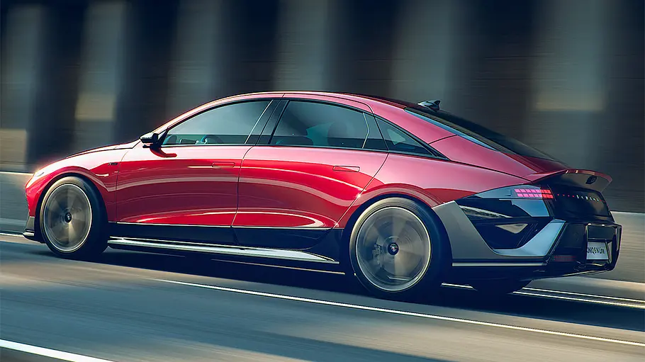 Das Hyundai Ioniq 6 N Line Facelift (2025) fährt auf einer Straße, von links fotografiert.