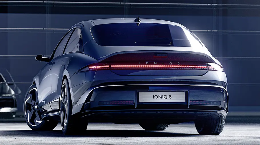 Das Hyundai Ioniq 6 Facelift (2025), statisch von hinten fotografiert.