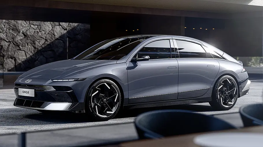 Das Hyundai Ioniq 6 Facelift (2025), statisch von vorne links fotografiert.