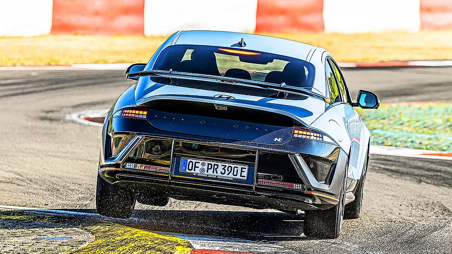 Hyundai Ioniq 6 N (2026) Blick von hinten auf den fahrenden Hyundai Ioniq 6 N (2026).
