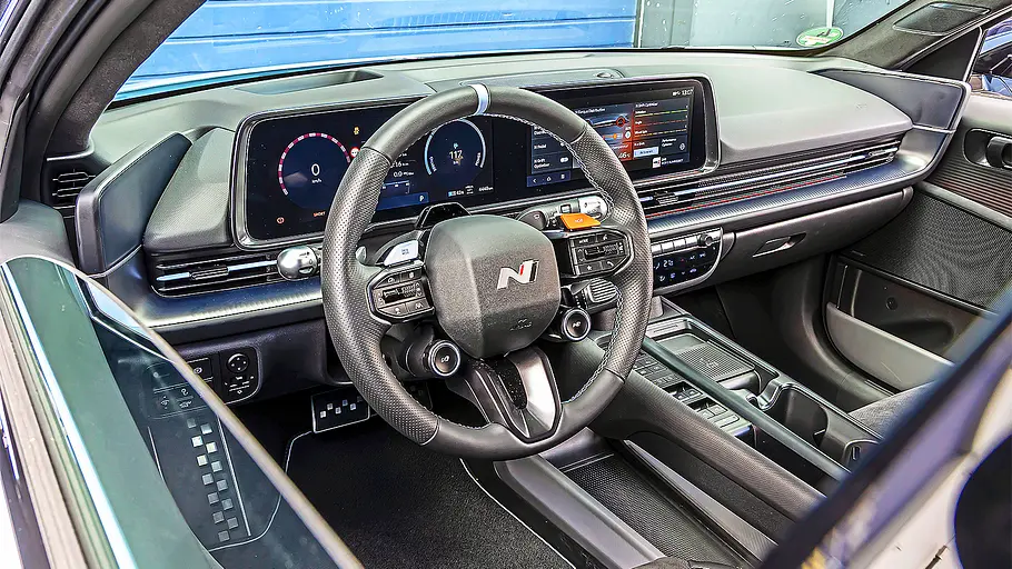 Hyundai Ioniq 6 N (2026) Blick auf die Armaturen im Innenraum des Hyundai Ioniq 6 N (2026).