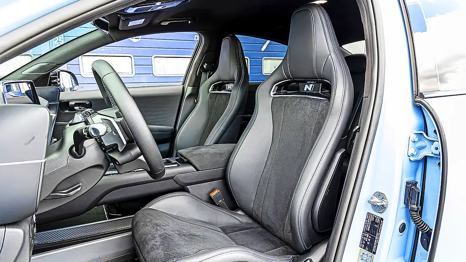 Hyundai Ioniq 6 N (2026) Blick auf die Vordersitze im Innenraum des Hyundai Ioniq 6 N (2026).