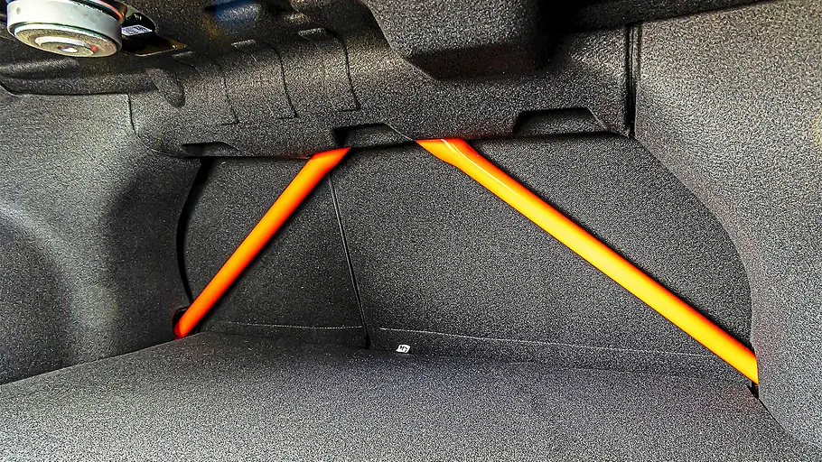 Hyundai Ioniq 6 N (2026) Detailansicht auf die Querverstrebungen im Innenraum des Hyundai Ioniq 6 N (2026).