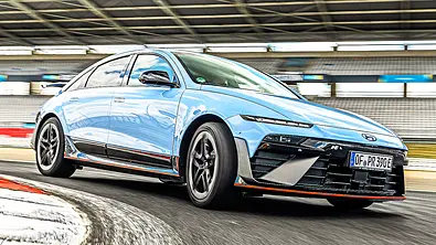 Blick von schräg vorne auf den fahrenden Hyundai Ioniq 6 N (2026). - Foto: Frank Ratering Blick von schräg vorne auf den fahrenden Hyundai Ioniq 6 N (2026). - Foto: Frank Ratering