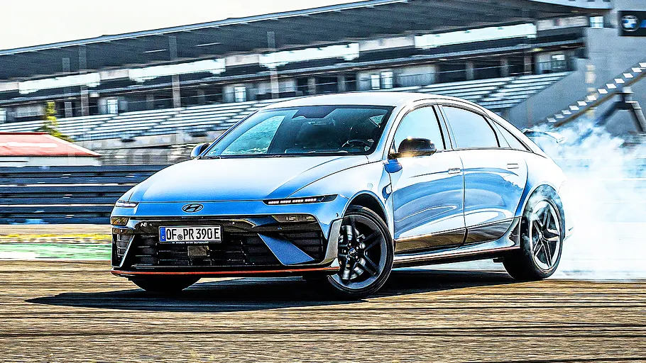 Hyundai Ioniq 6 N (2026) Blick von schräg vorne auf den driftenden Hyundai Ioniq 6 N (2026).