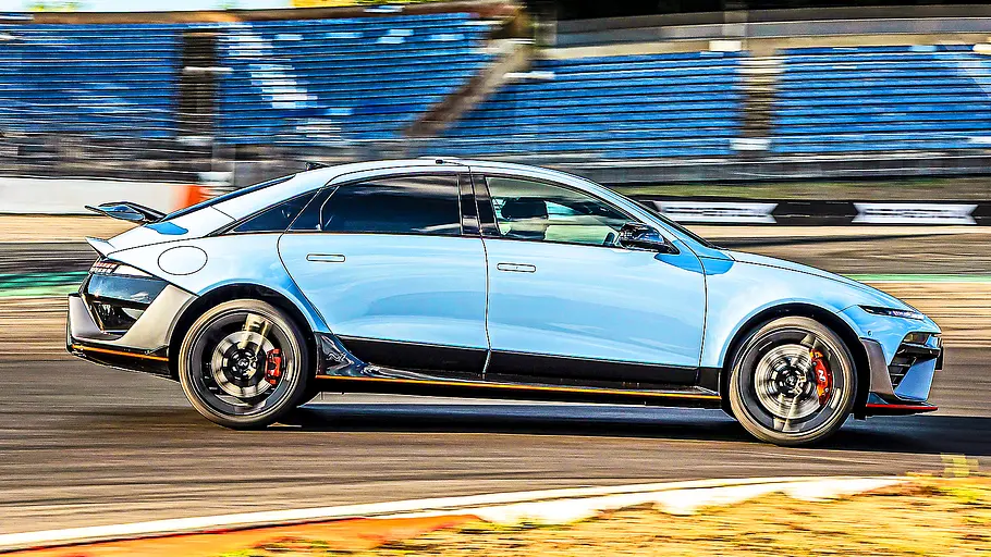 Hyundai Ioniq 6 N (2026) Blick von der Seite auf den fahrenden Hyundai Ioniq 6 N (2026).