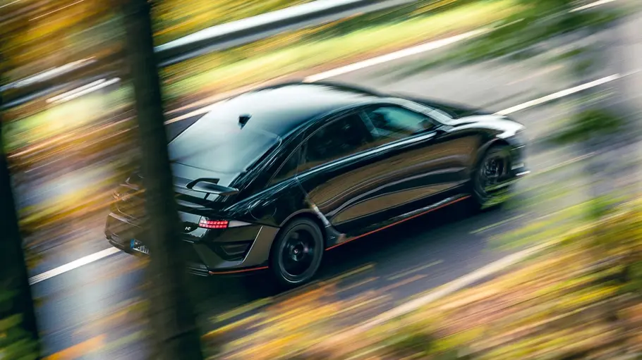 Der fahrende Hyundai Ioniq 6 N von schräg oben.