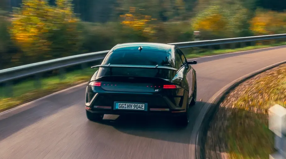 Der fahrende Hyundai Ioniq 6 N von hinten.