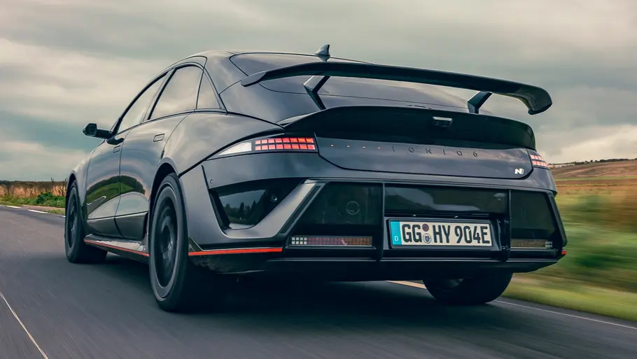 Der fahrende Hyundai Ioniq 6 N von hinten.