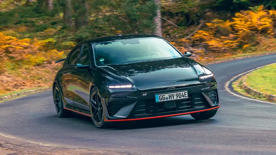 Der fahrende Hyundai Ioniq 6 N von der Seite.