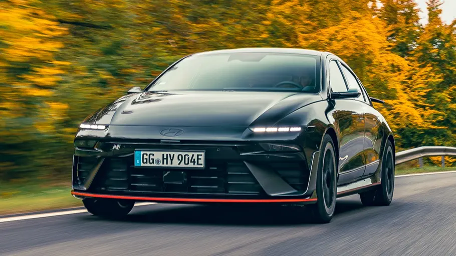 Der fahrende Hyundai Ioniq 6 N von schräg vorne.