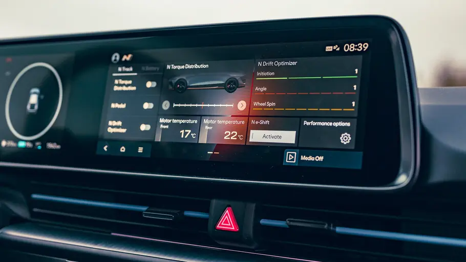 Detailaufnahme auf das mittlere Display im Hyundai Ioniq 6 N.