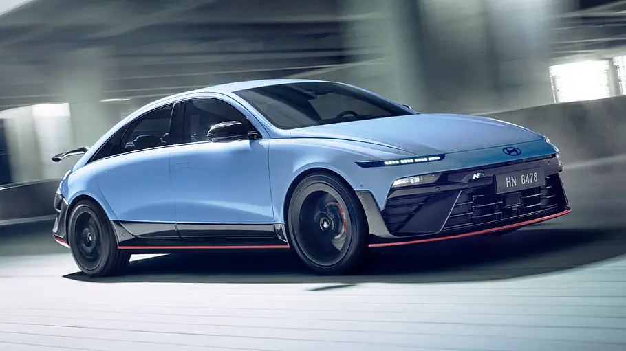 Der Hyundai Ioniq 6 N fährt durch eine Parkgarage, von vorne rechts fotografiert.