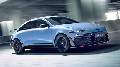 Der Hyundai Ioniq 6 N (2025) fährt durch eine Parkgarage, von vorne rechts fotografiert. - Foto: Hyundai