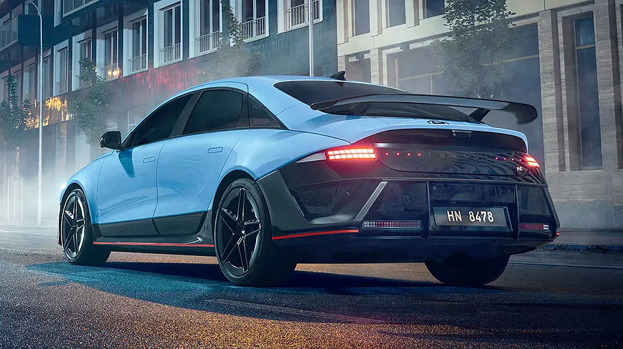 Der Hyundai Ioniq 6 N (2025) steht nachts in einer Stadt auf der Straße, von hinten links fotografiert.