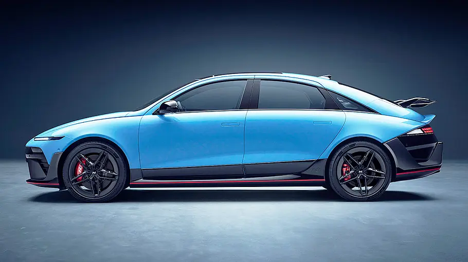 Der Hyundai Ioniq 6 N (2025) steht in Studioumgebung, von links fotografiert.