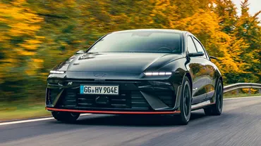 Der fahrende Hyundai Ioniq 6 N von schräg vorne. - Foto: CAR