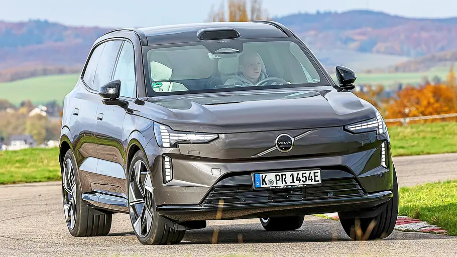 Blick von schräg vorne auf den fahrenden Hyundai Ioniq 9.