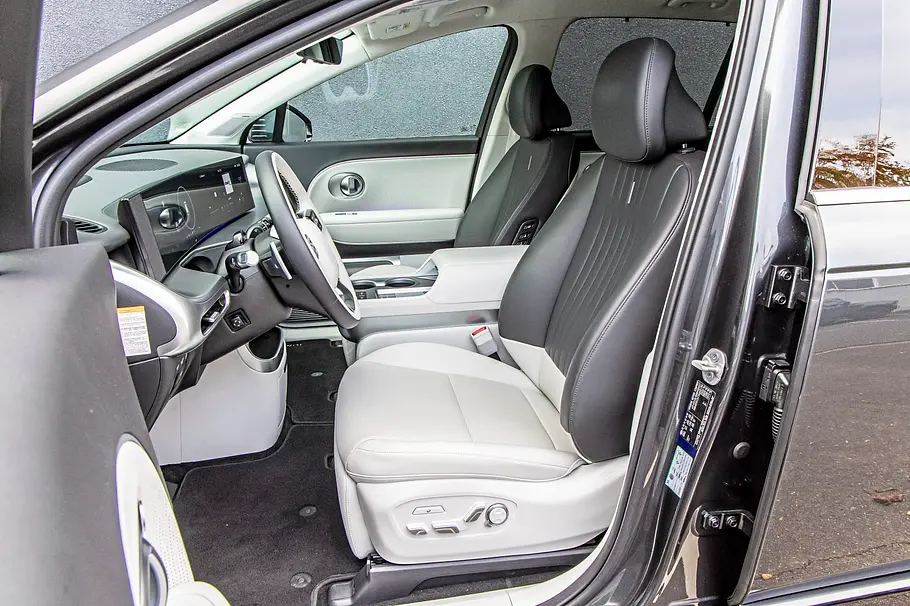 Hyundai Ioniq 9 Blick auf die Vordersitze im Innenraum des Hyundai Ioniq 9.