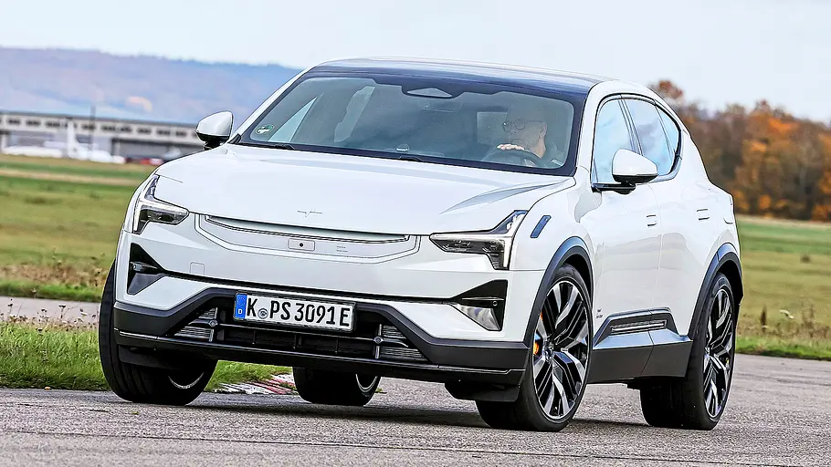 Blick von schräg vorne auf den fahrenden Hyundai Ioniq 9.