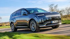 Blick von schräg vorne auf den fahrenden Hyundai Ioniq 9. - Foto: Daniela Loof
