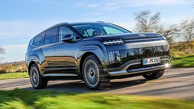 Blick von schräg vorne auf den fahrenden Hyundai Ioniq 9. - Foto: Daniela Loof
