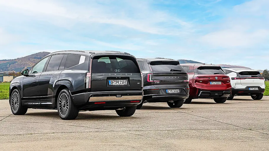 Gruppenbild mit blick von schräg hinten auf die E-SUV Hyundai Ioniq 9, Volvo EX90, BMW iX und Polestar 3