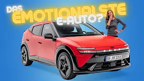 Roter Hyundai Ioniq 3 statisch mit AUTO ZEITUNG-Redakteurin Jil Weber im Fotostudio. - Foto: AUTO ZEITUNG