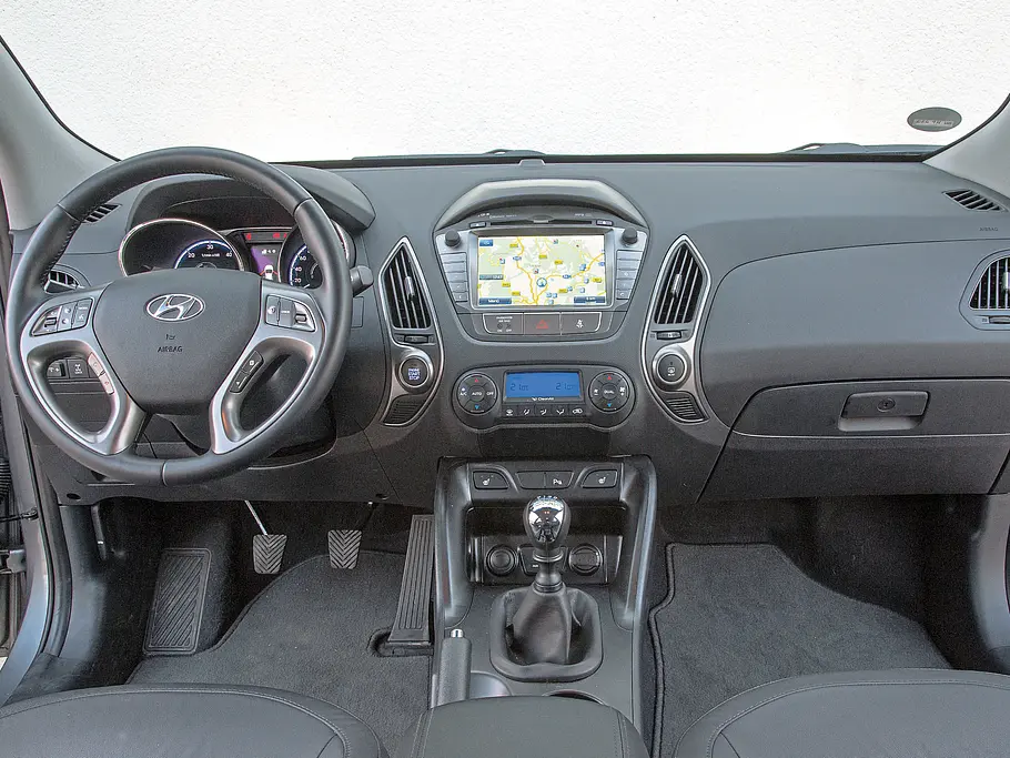 Hyundai ix35 2.0 CRDi 4WD Kompakt-SUV Vergleich Bilder technische Daten Cockpit