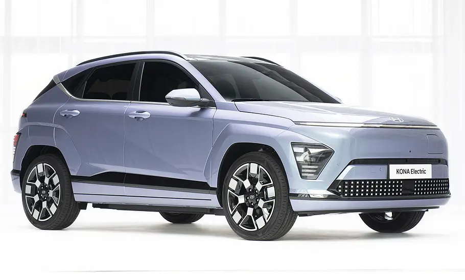 Hyundai Kona (2023) Der Hyundai Kona (2023) steht in Studioumgebung, von vorne rechts fotografiert.