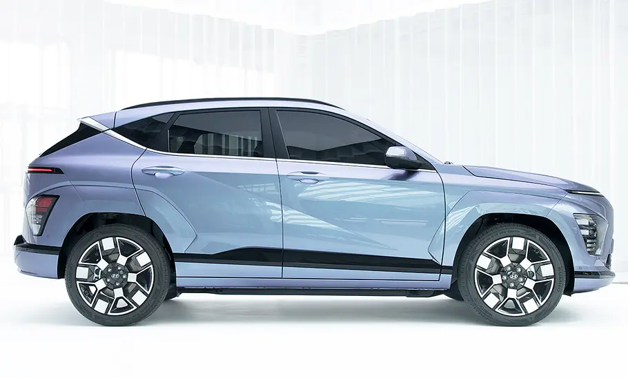 Hyundai Kona (2023) Der Hyundai Kona (2023) steht in Studioumgebung, von rechts fotografiert.