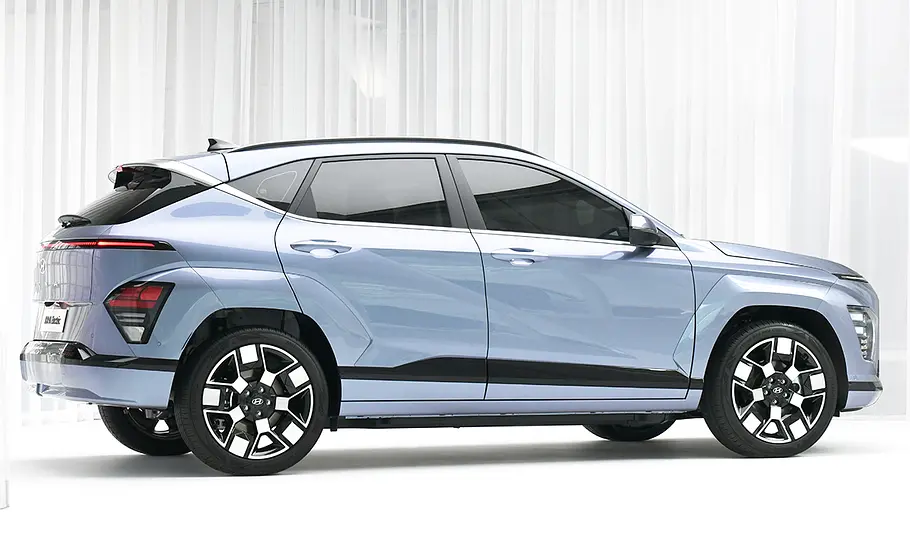 Hyundai Kona (2023) Der Hyundai Kona (2023) steht in Studioumgebung, von hinten rechts fotografiert.
