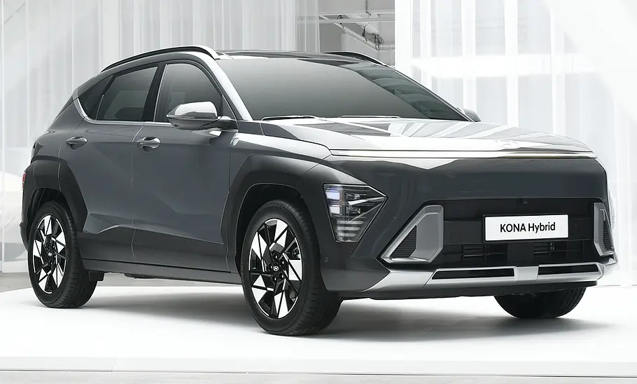 Hyundai Kona (2023) Der Hyundai Kona (2023) steht in Studioumgebung, von vorne rechts fotografiert.