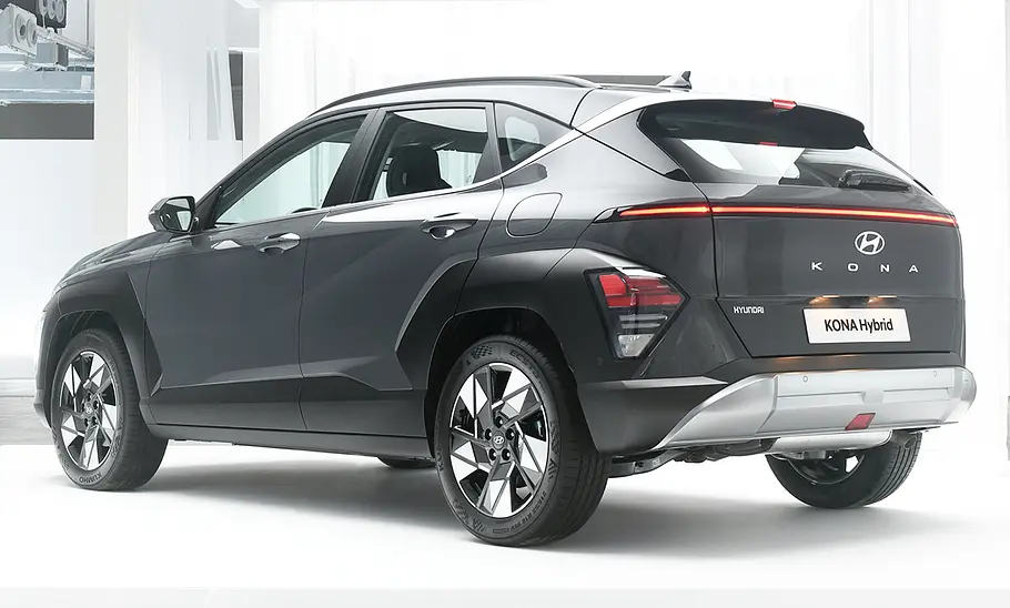 Hyundai Kona (2023) Der Hyundai Kona (2023) steht in Studioumgebung, von hinten links fotografiert.