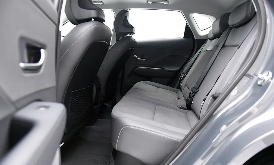 Hyundai Kona (2023) Der Fond des Hyundai Kona (2023).