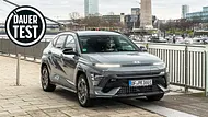 Der Hyundai Kona Elektro stehend von schräg vorne fotografiert. - Foto: Team AUTO ZEITUNG