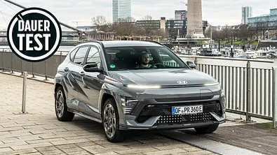 Der Hyundai Kona Elektro stehend von schräg vorne fotografiert. - Foto: Team AUTO ZEITUNG