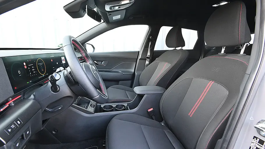 Hyundai Kona Elektro Blick auf die Vordersitze des Hyundai Kona Elektro.
