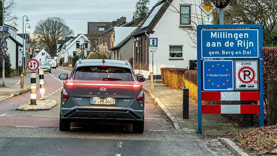 Hyundai Kona Elektro Der Hyundai Kona Elektro stehend von hinten fotografiert.
