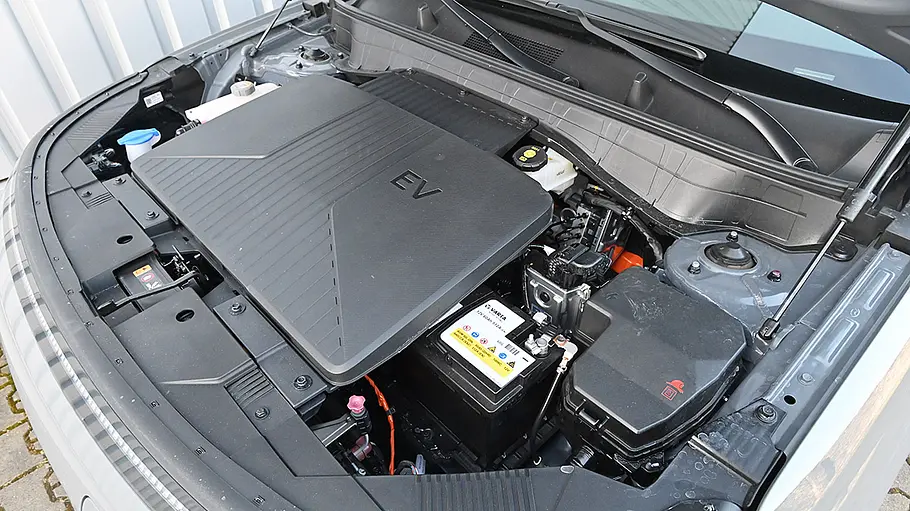 Hyundai Kona Elektro Blick unter die Motorhaube des Hyundai Kona Elektro.