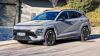 Blick von schräg vorne auf den Hyundai Kona Elektro. - Foto: Team AUTO ZEITUNG