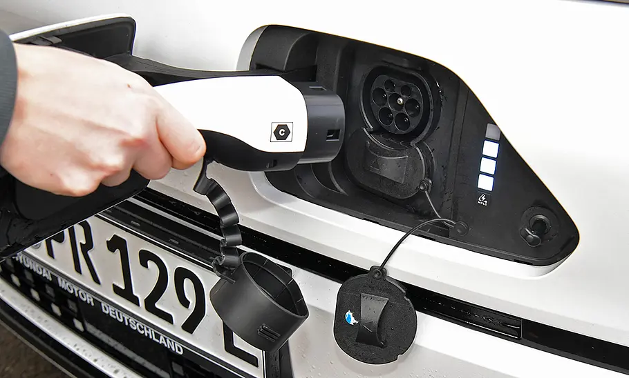 Hyundai Kona Elektro; Ladekabel wird eingesteckt