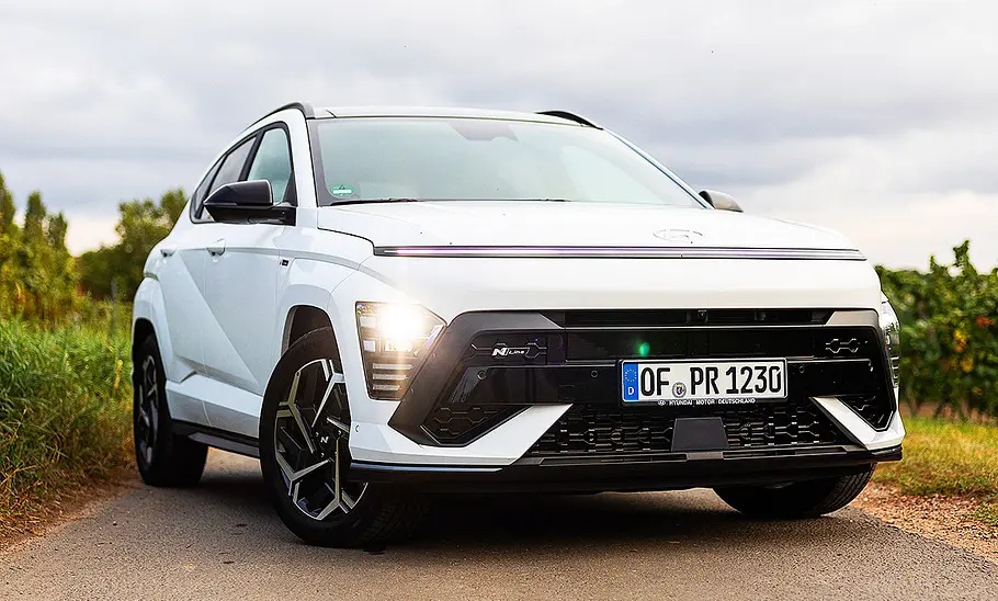 Hyundai Kona N Line X (2026) Blick von schräg vorne auf den Hyundai Kona N Line X (2026).