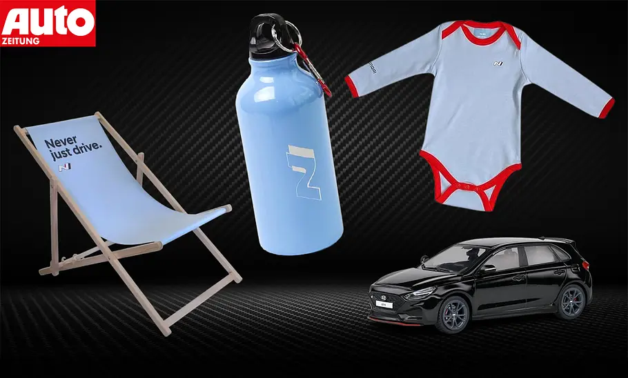 Hyundai-N-Merchandise Das Bild zeigt diverse Hyundai-N-Merchandise-Produkte vor einem dunklen Hintergrund mit Carbon-Optik.