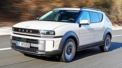 Blick von schräg vorne auf den fahrenden Hyundai Nexo (2026). - Foto: Hyundai