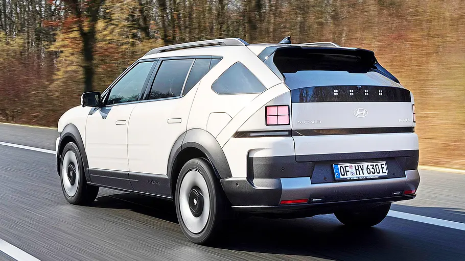 Hyundai Nexo (2026) Blick von schräg hinten auf den fahrenden Hyundai Nexo (2026).