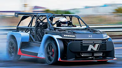 Der Hyundai RN24 (2024) fahrend von schräg vorne - Foto: Hyundai