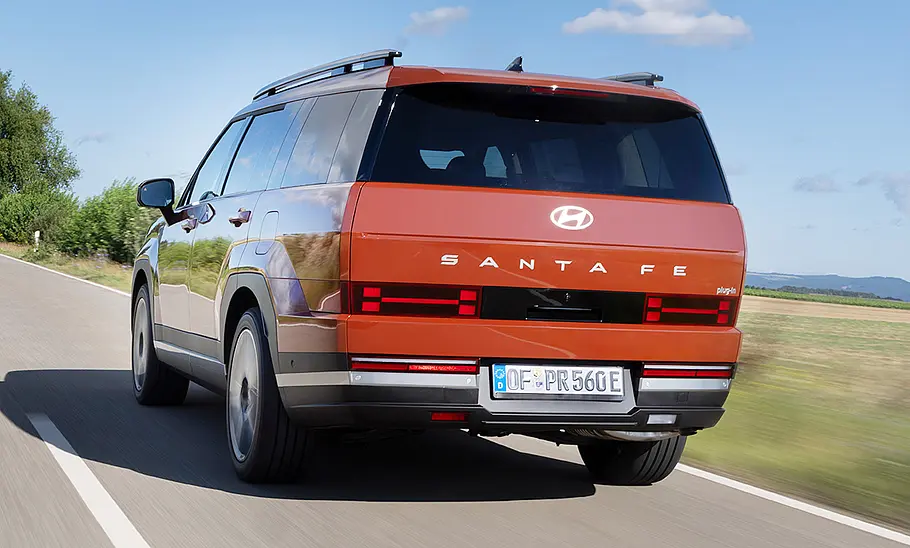 Hyundai Santa Fe (2024) Hyundai Santa Fe (2024); fahrend, schräg hinten