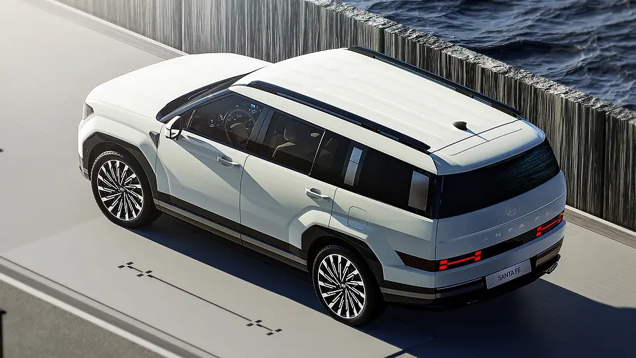 Blick von schräg hinten auf den Hyundai Santa Fe (2026).